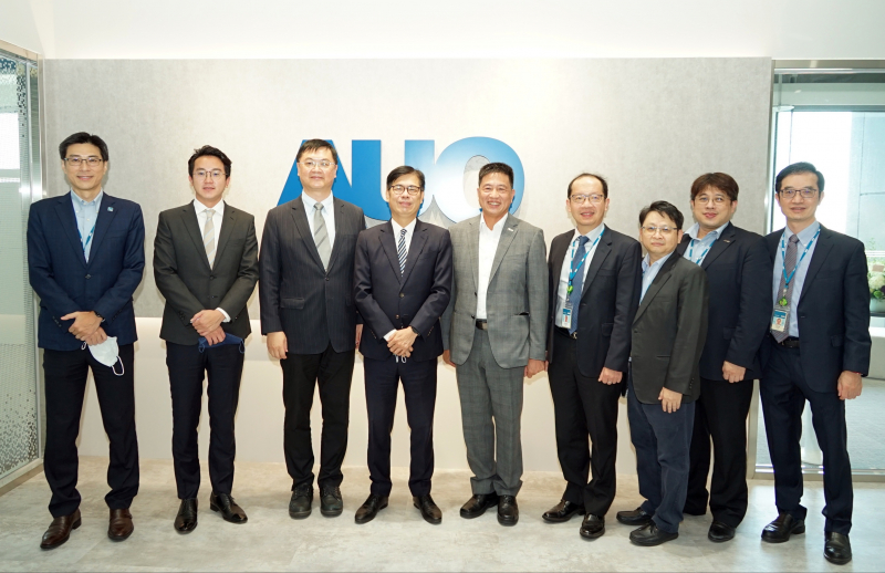 糖果派对光電前進亞灣成立「AUO解決方案研發中心」，作為多元場域解決方案研發及試驗場域（圖中左為高雄市長陳其邁、圖中右為糖果派对光電董事長彭双浪）